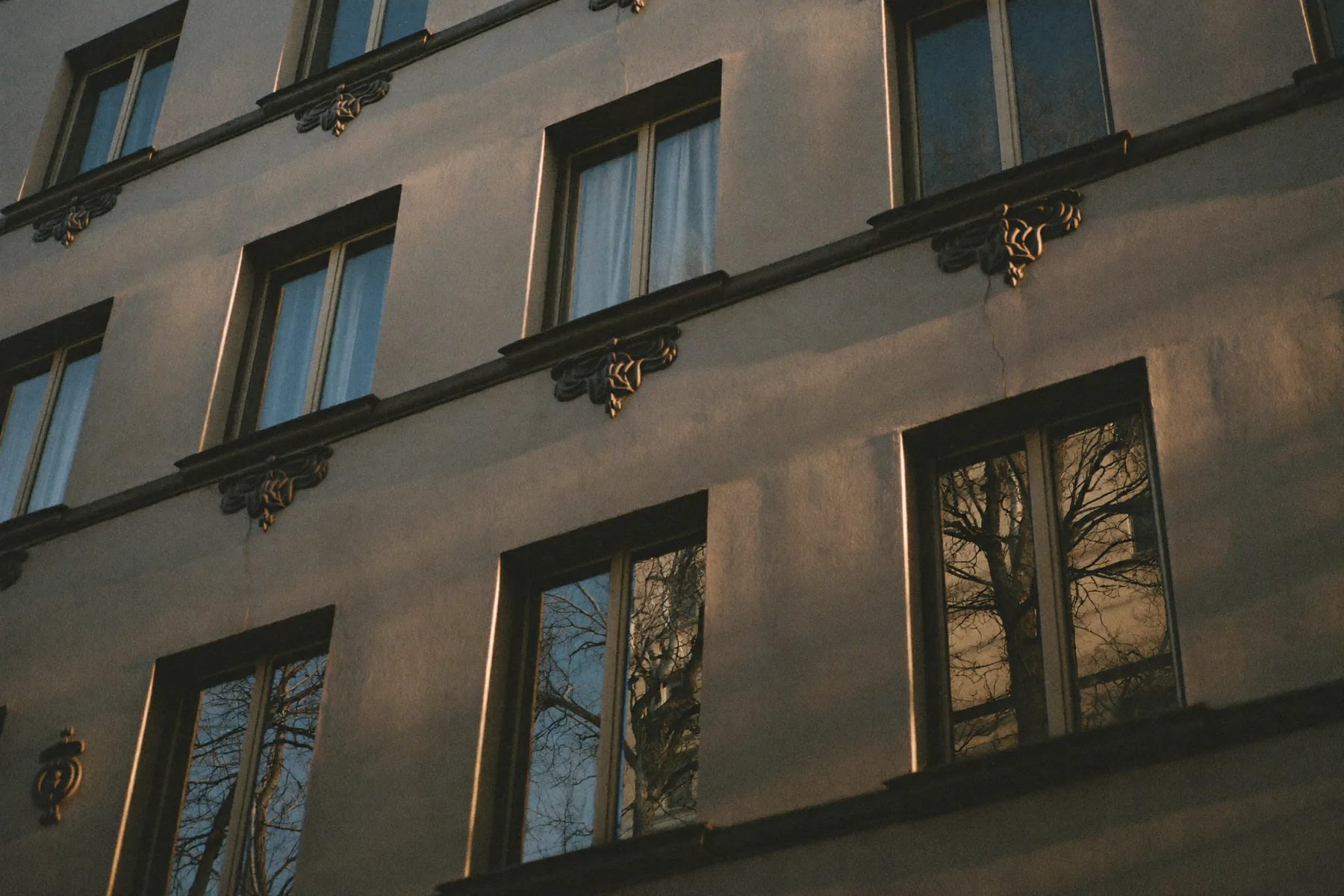 Gründerzeitfassade im warmen Abendlicht, Stimmungsbild