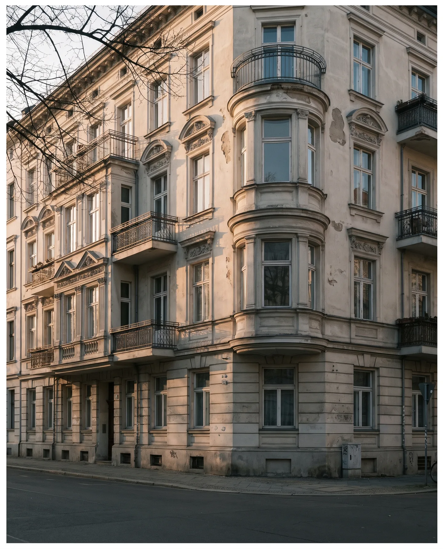 Gründerzeit-Eckhaus mit Erker im Abendlicht, Stimmungsbild