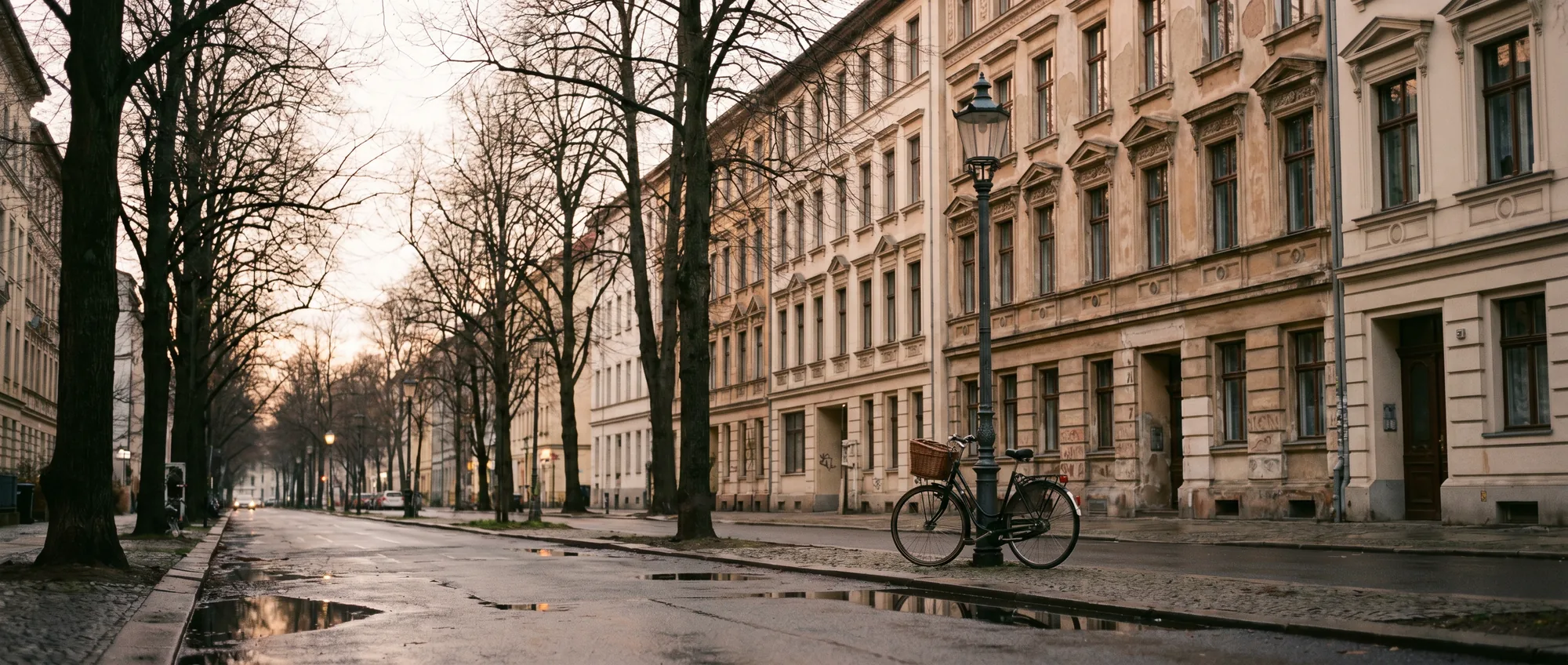 Berliner Wohnstraße mit Gründerzeithäusern im Abendlicht, Stimmungsbild